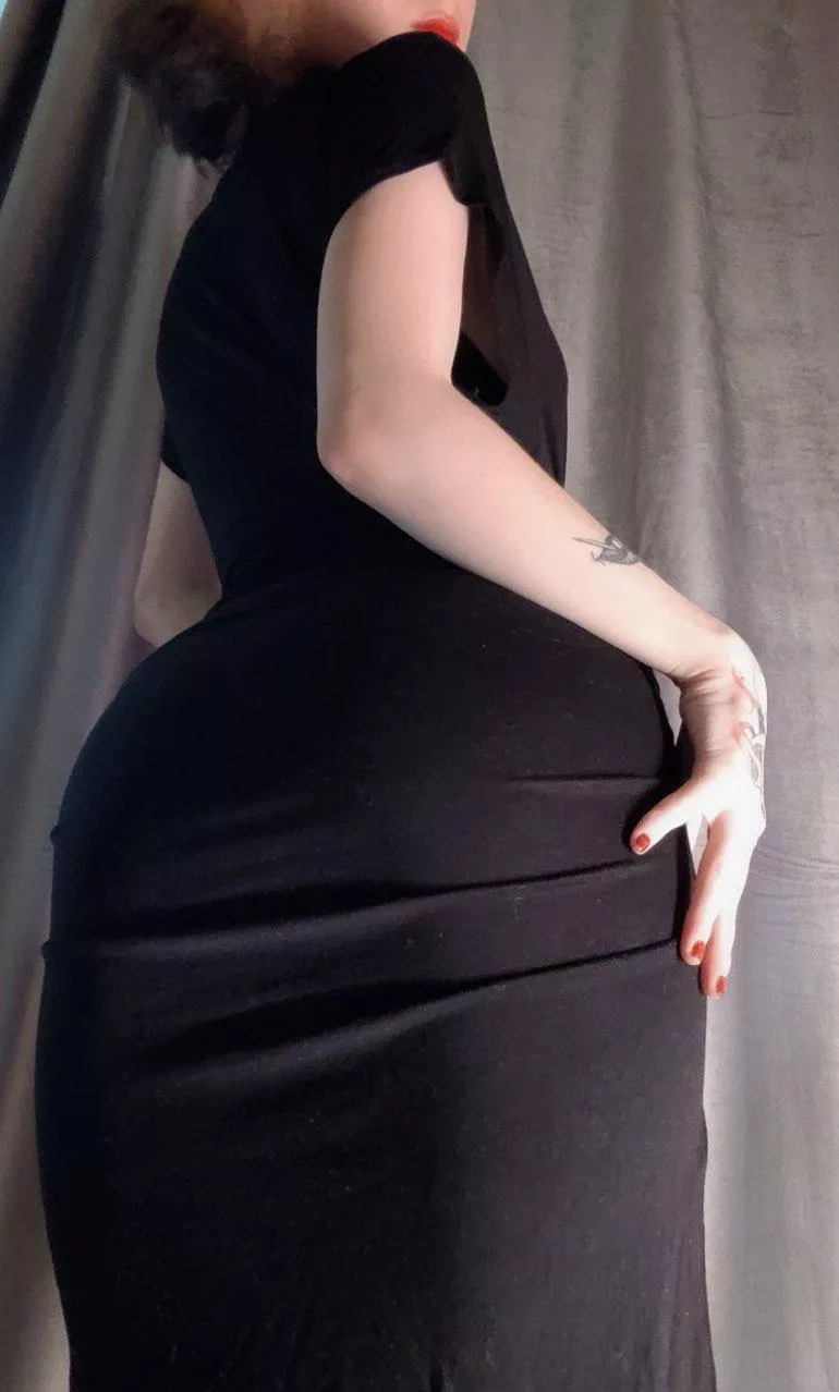 I love it when besides my waist, my butt is tight😏 posted by Bilonnna