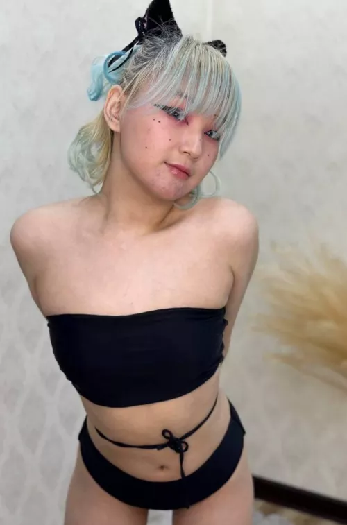 I want someone to pet me by HotPetiteDream