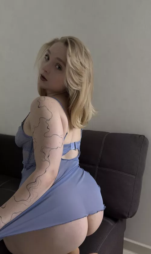 The dress looks so pretty on me by froggepi