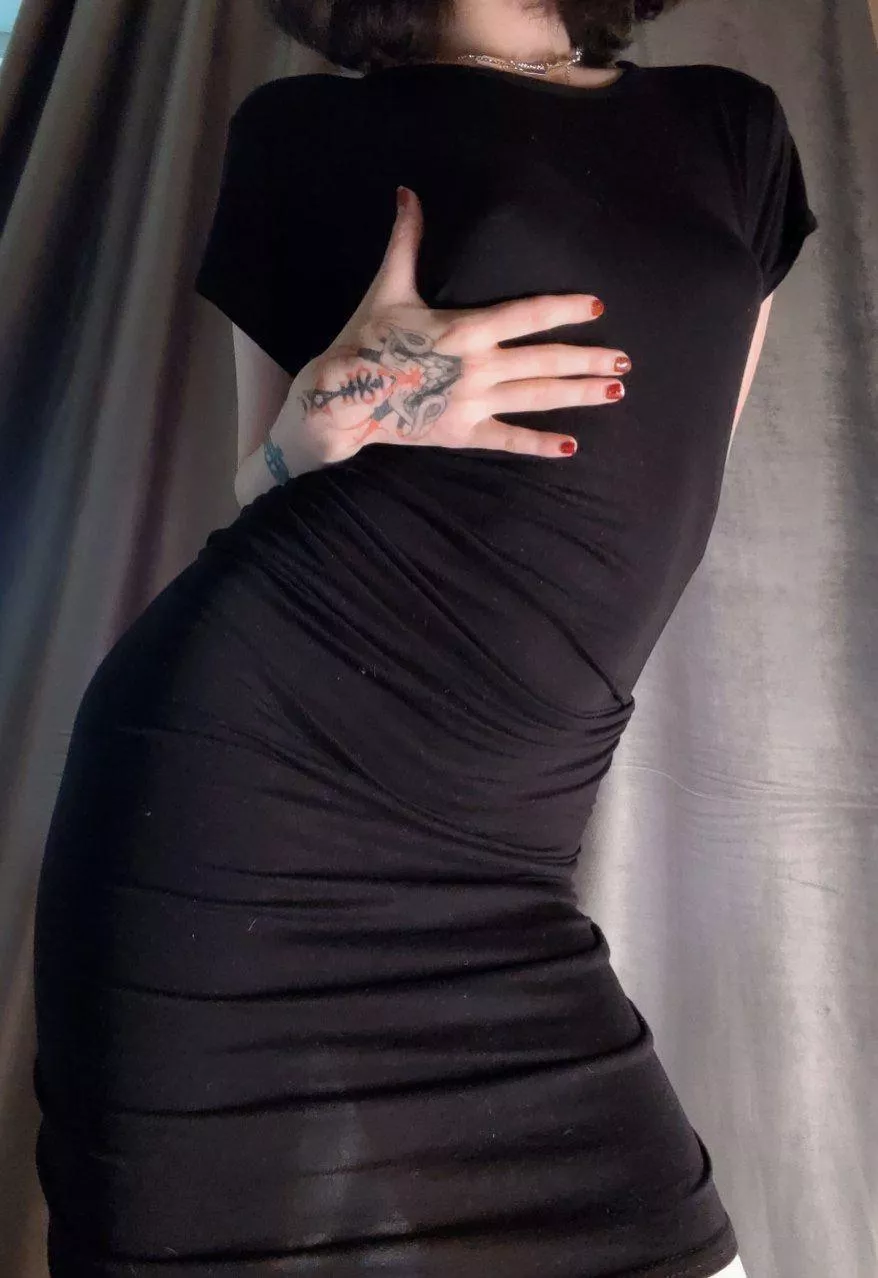 You think the world would be a better place if all the girls wore tight dresses? 😏 posted by Bilonnna