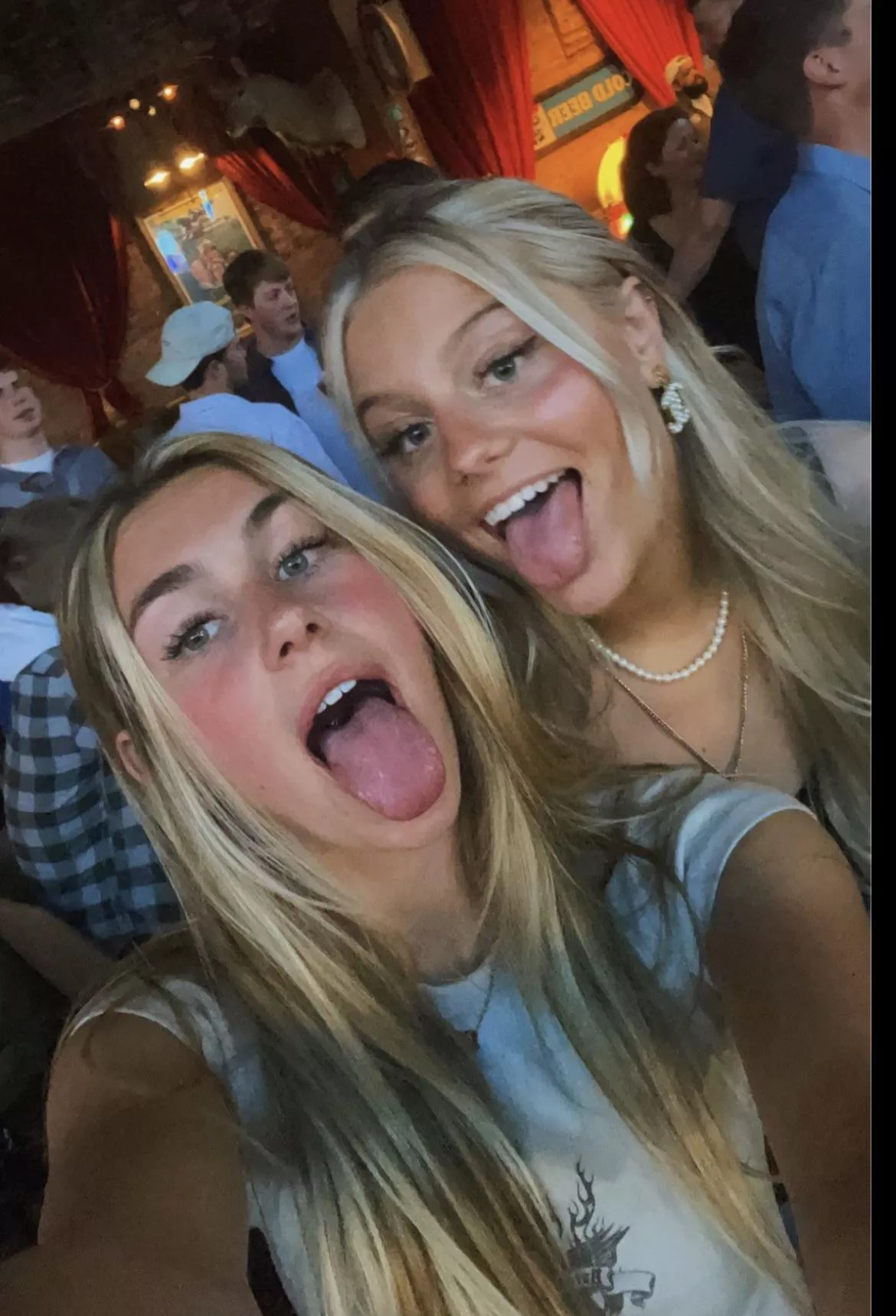 College girls at a bar [2] posted by DecemberBloke