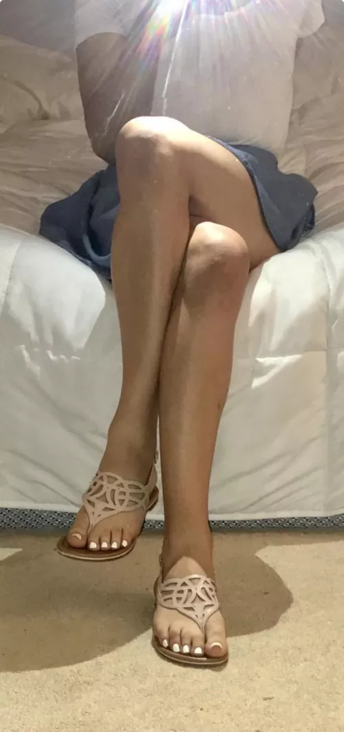 Come suck my cute little toes by eltruereyyy