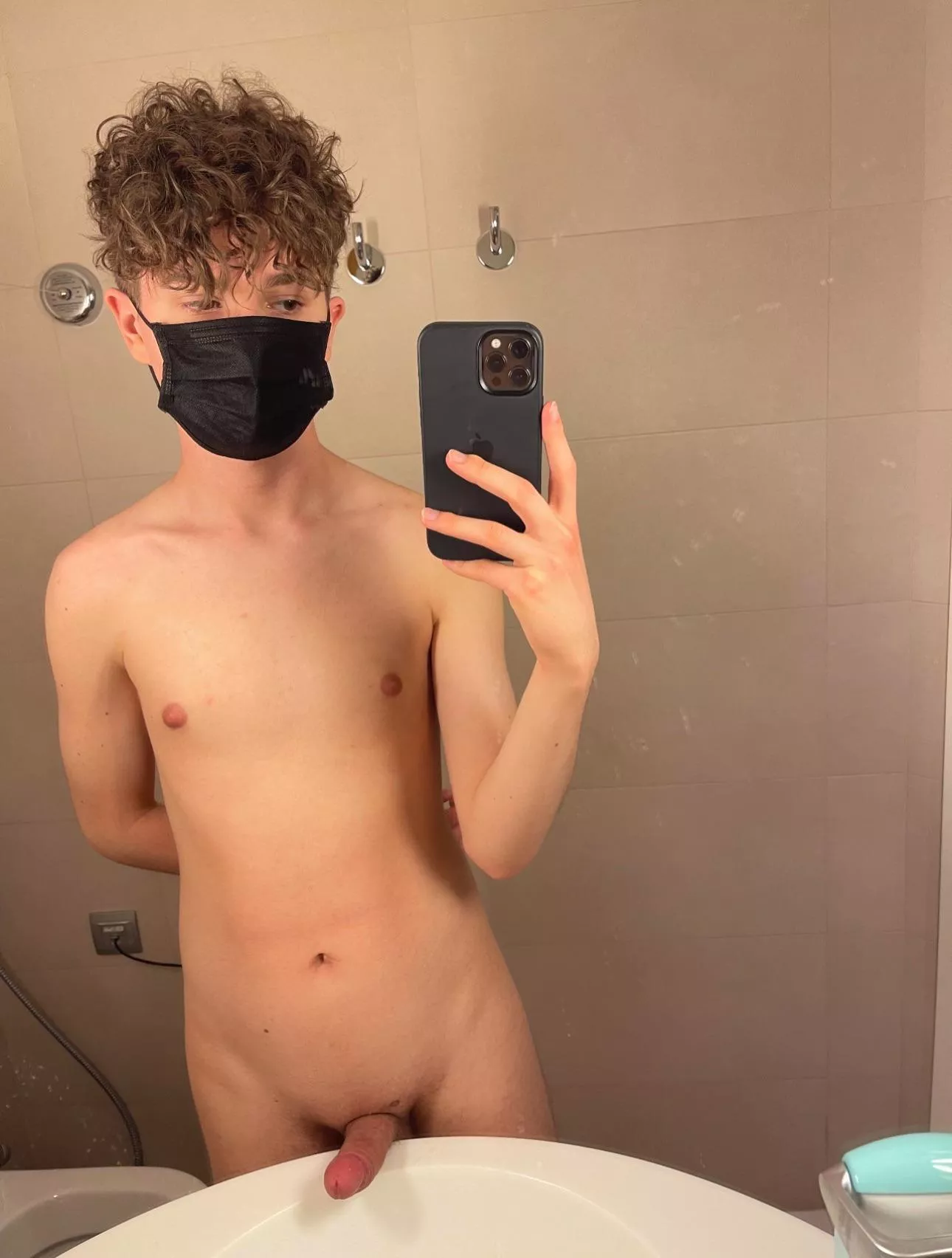 I feel insecure about my body 😢 posted by aaron__prince