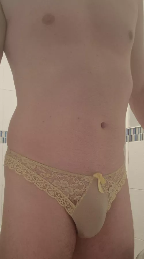 I think yellow suits me by Kuriouskinks_