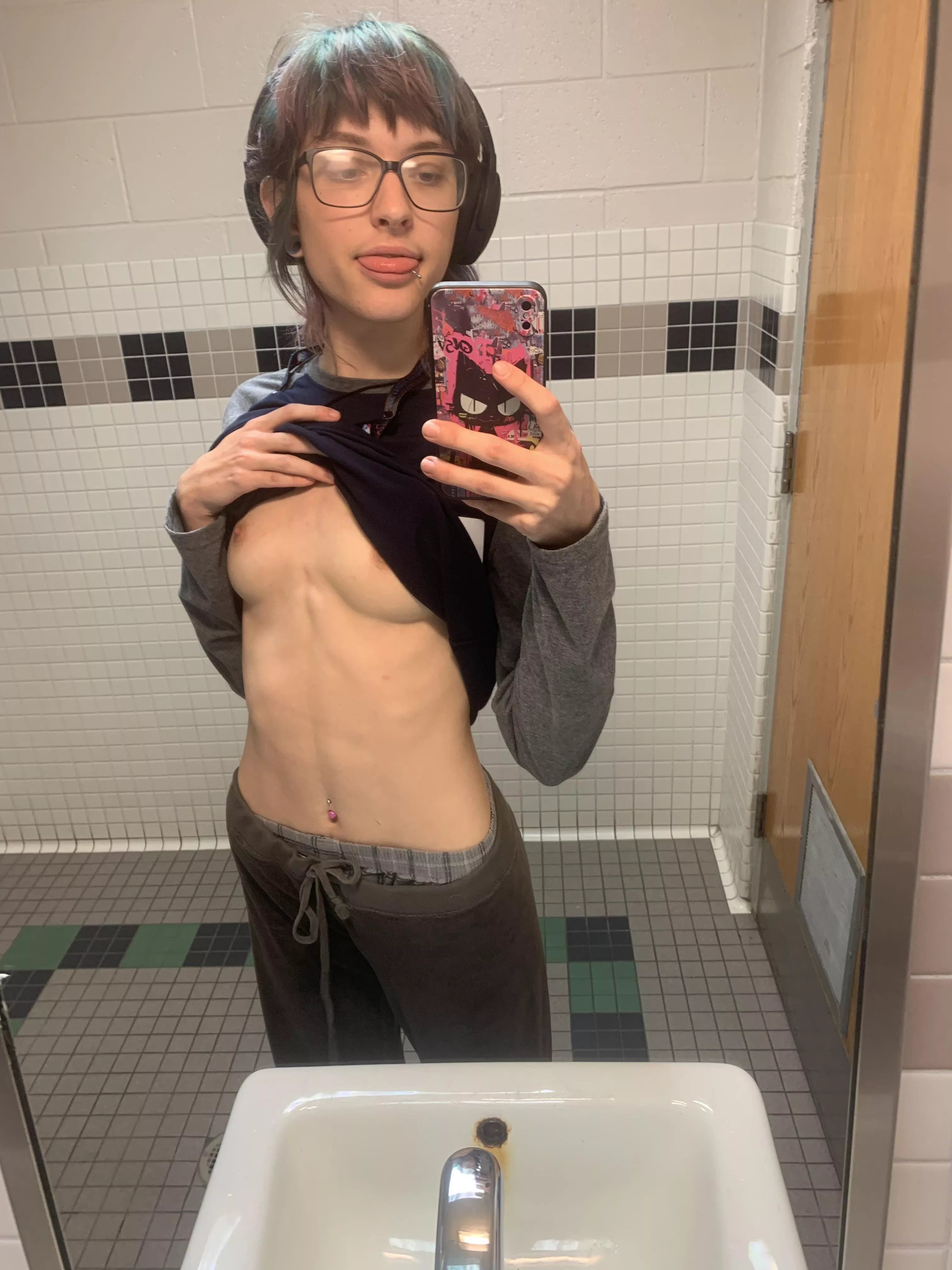 secret bathroom pic posted by finntheincubus