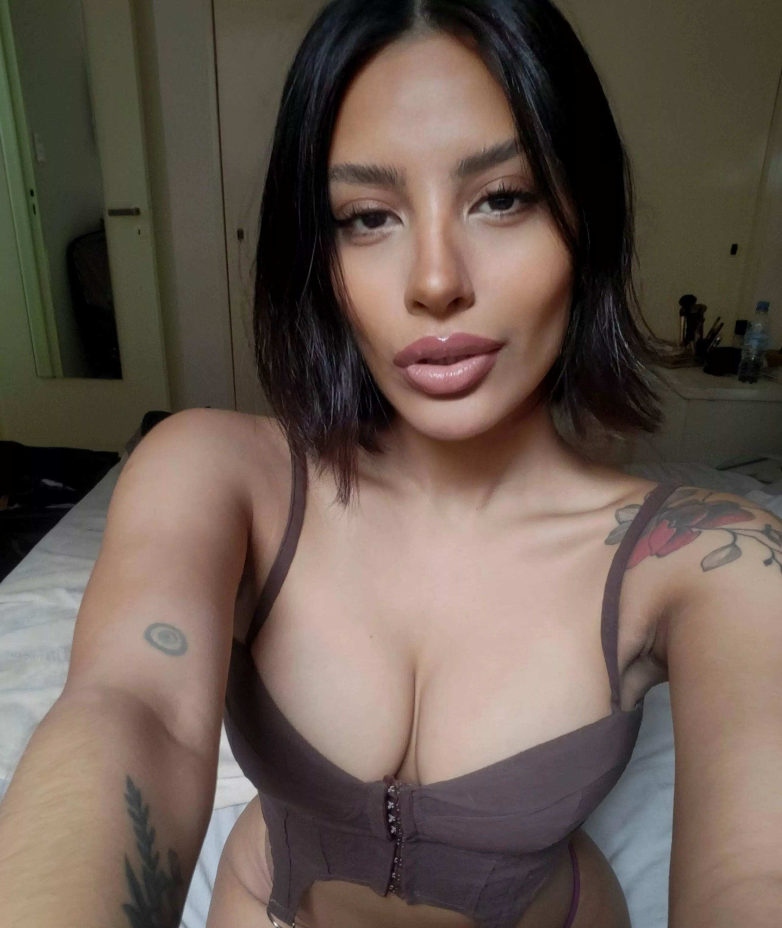 Always happy in croptop posted by zoedelvey