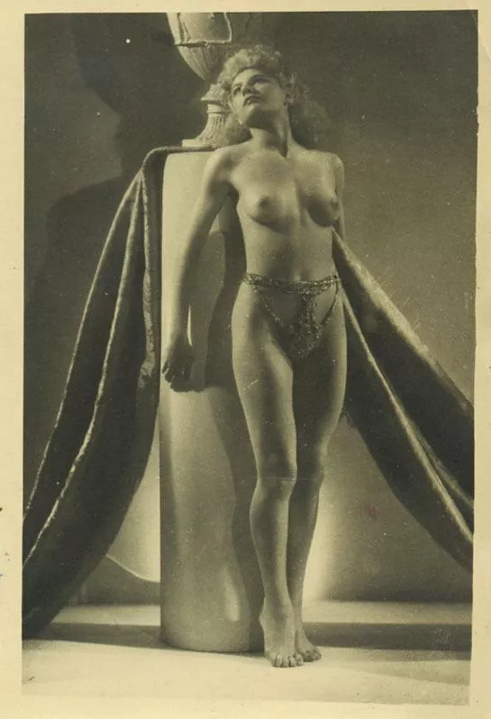 Burlesque performer posted by Mundane-Employer-719