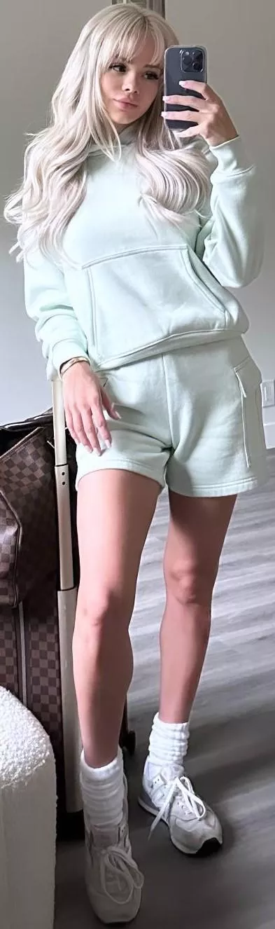 Looking At Her Phone posted by TaylorSwiftIsSexy