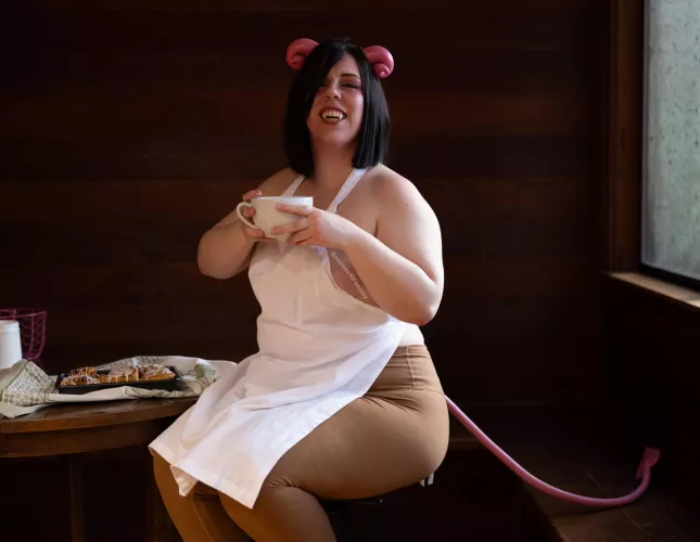 She'll feed you and then sink her teeth into you by RoxannaMFantasy