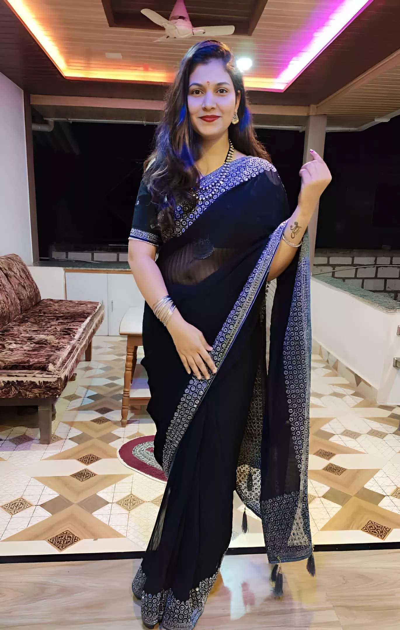 Im wearing black sarree which things u watching in pic posted by priyanka9911