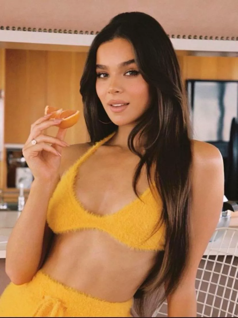 Let’s jerk off to Hailee Steinfeld  posted by Wide_Elk2586