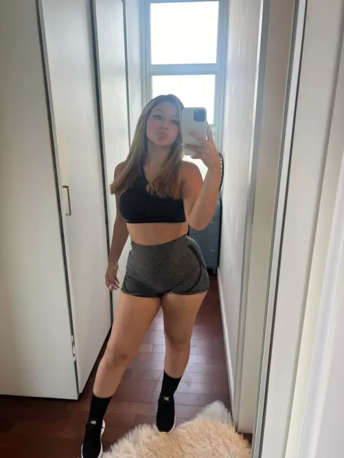 Quick mirror selfie before going to the gym. by sweet_isabellaXO