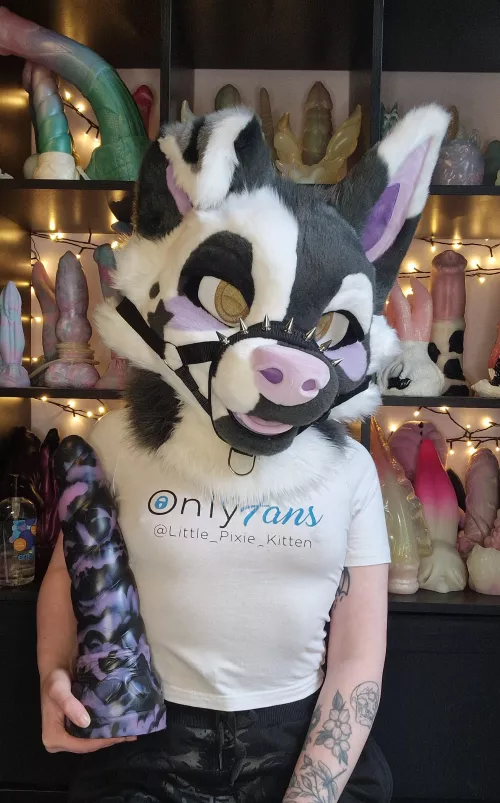 The colour on this XL Mystic from Bad Dragon is so pretty by lilpixiekitten