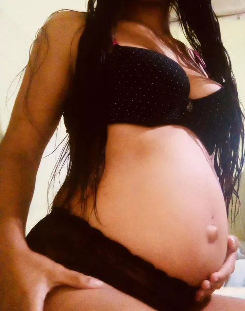 Who wants to touch my beautiful belly 😍🤗 by preggoxx