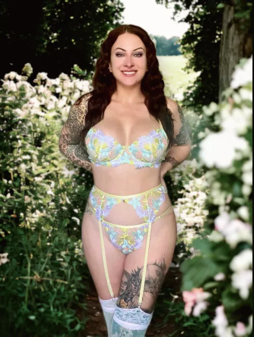 Worship my curves by KinkyCurvyKatie