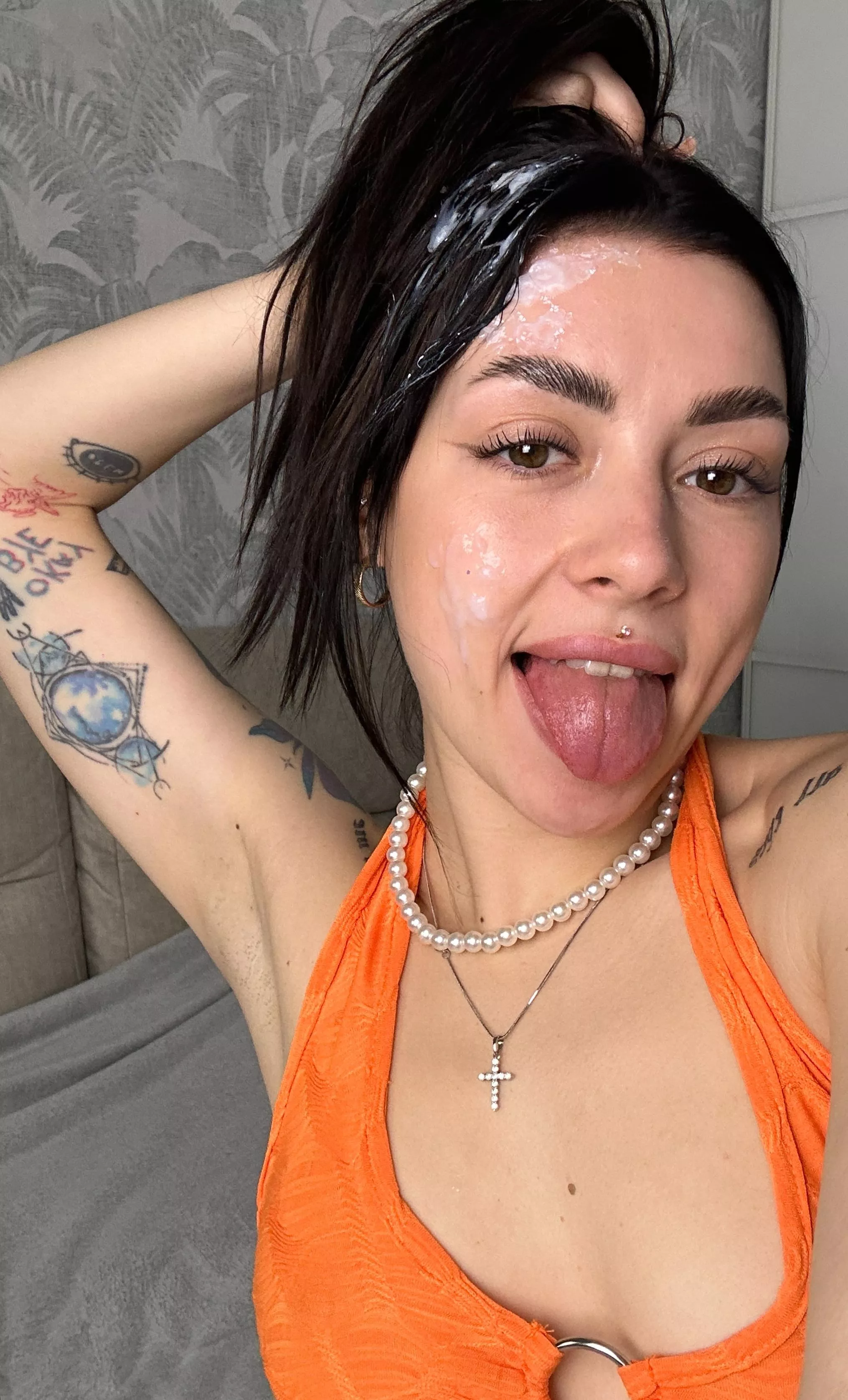 Brunette babe posted by scarlettdo