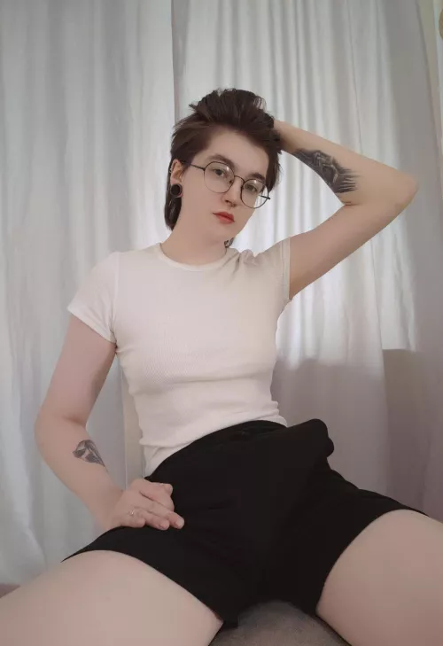 Kneel between my legs and I'll unbutton my shorts by Cyber_samuraii