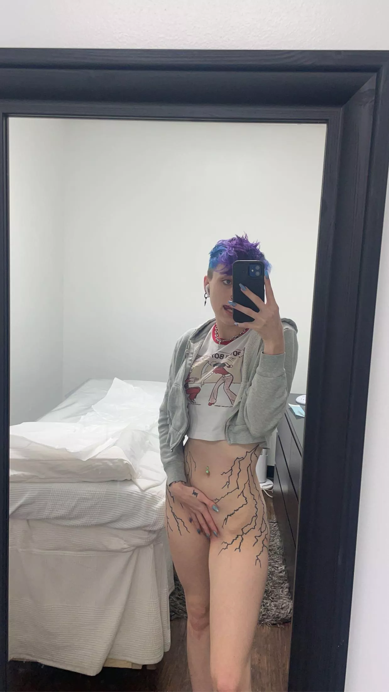 Your purple buzzcut gf that sends you pics while ur at work posted by _glass_bones_x