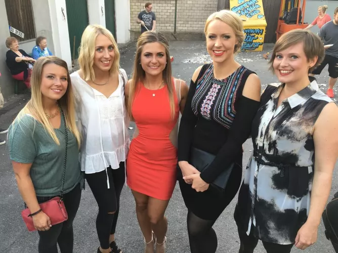 [5] Girls in Dresses by PrettySofiay