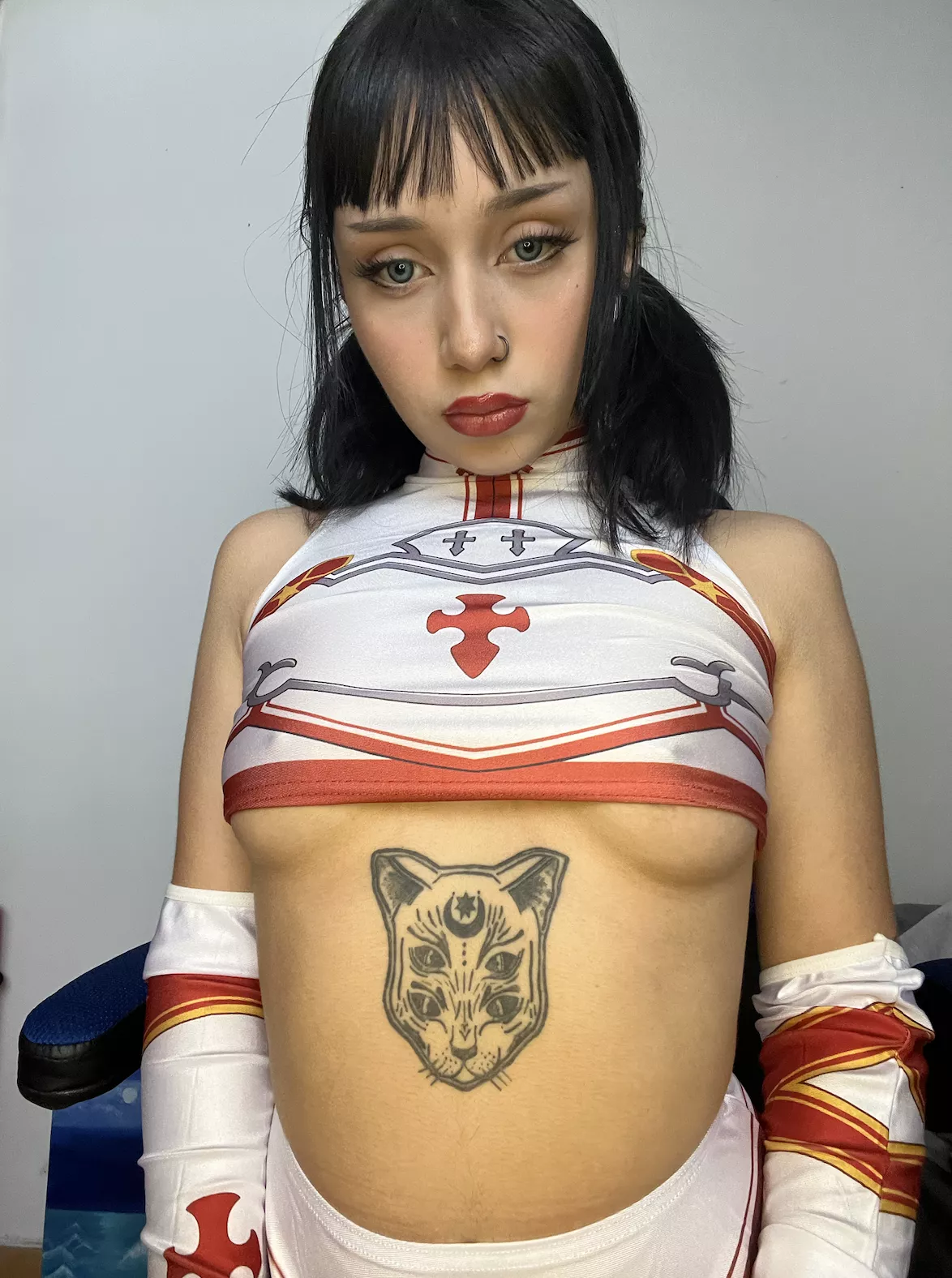 Am I wearing my crop-top too high? Don't answer that because it's not high enough. posted by GlamGia