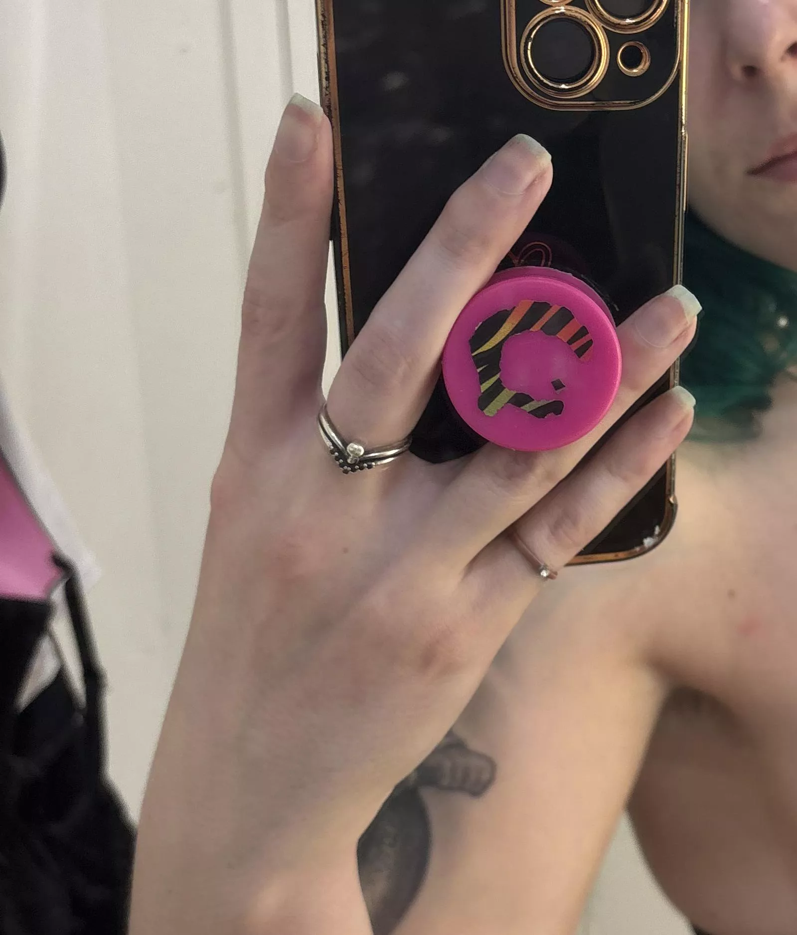 Hand in the fitting room posted by sirenskiss3