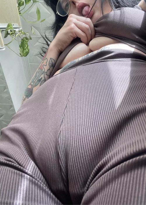 My new yoga pants… Bet you’re gonna love it hehehe  by cute_liss