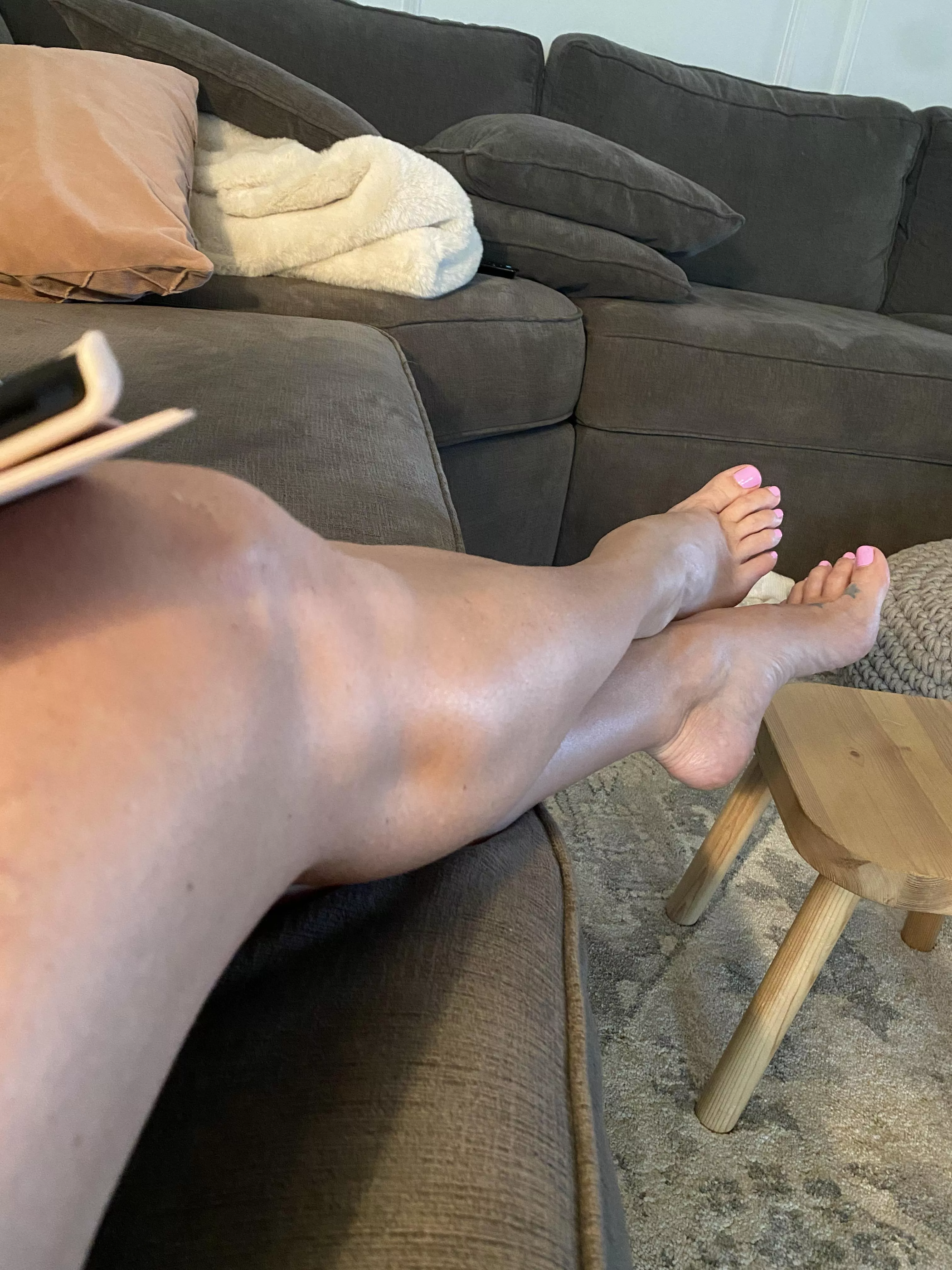 Please worship while I read posted by Footishqueentx2024