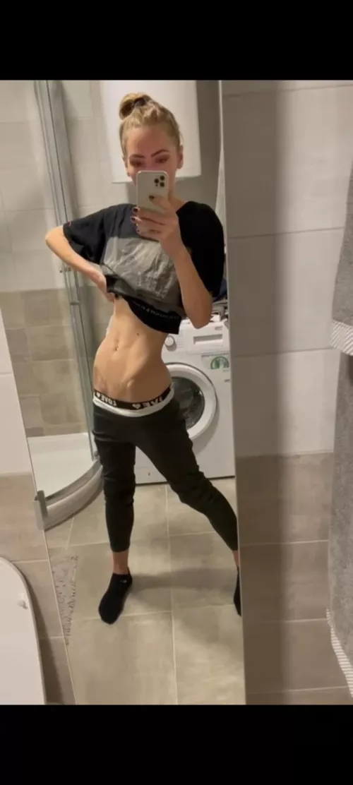 Quick mirror selfie [oc] by LuciDeArgento