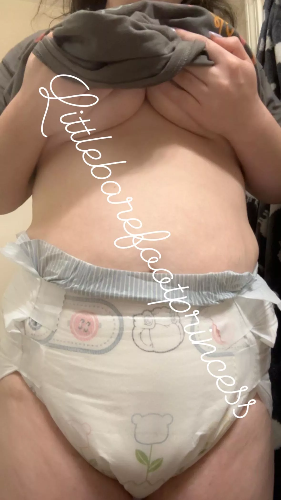 Watch me fill my diapie? posted by lilbarefootprincess