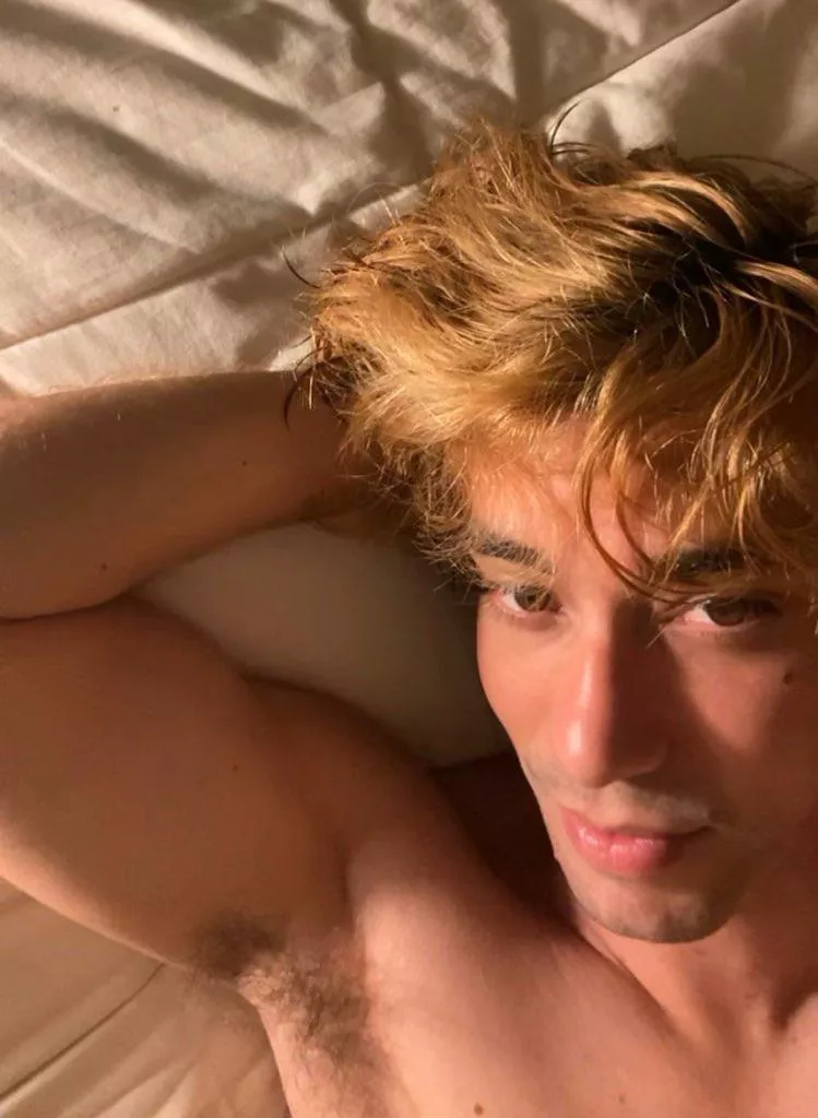 Armpits for you to sniff and lick posted by Mike-ironman