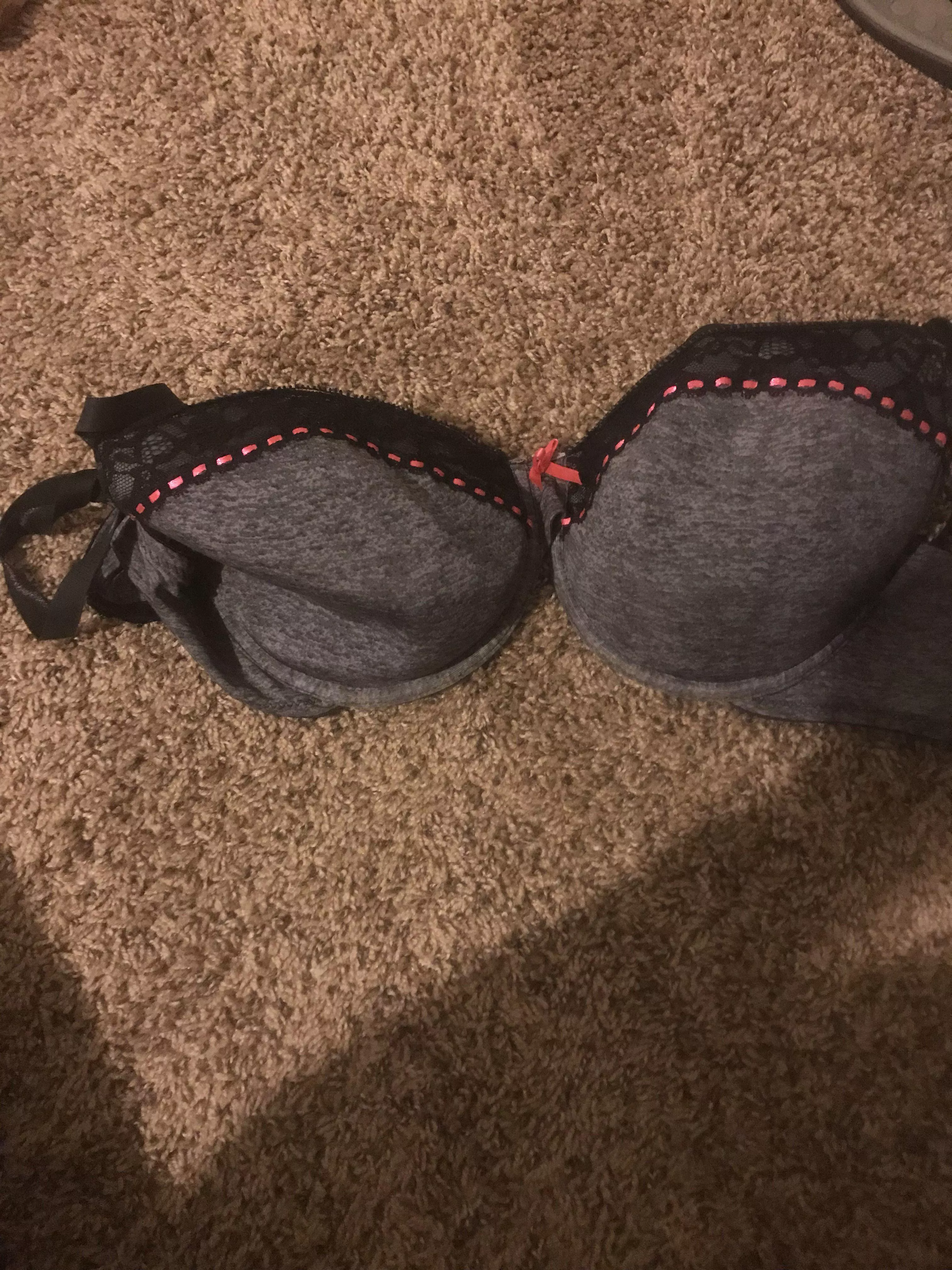 Can anyone help me identify a bra posted by DeathlikeCoast2