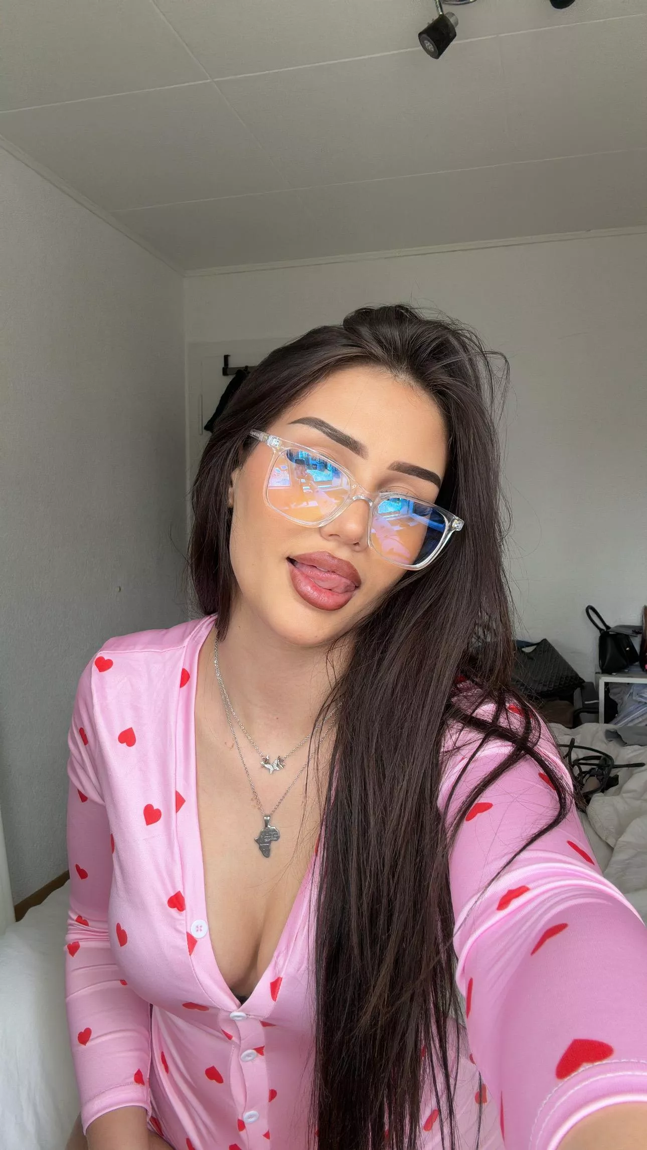 Could you meet me in the toilet on lunch break? posted by sexymaterialgirl