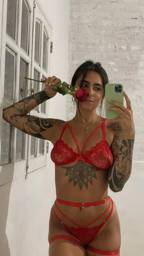 I am a sweet girl with many tattoos waiting for you.  by agnesbaby