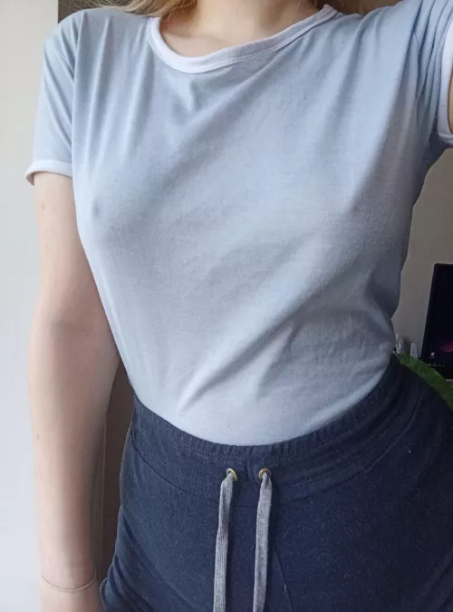 No bra day! by pixiiie_chloe