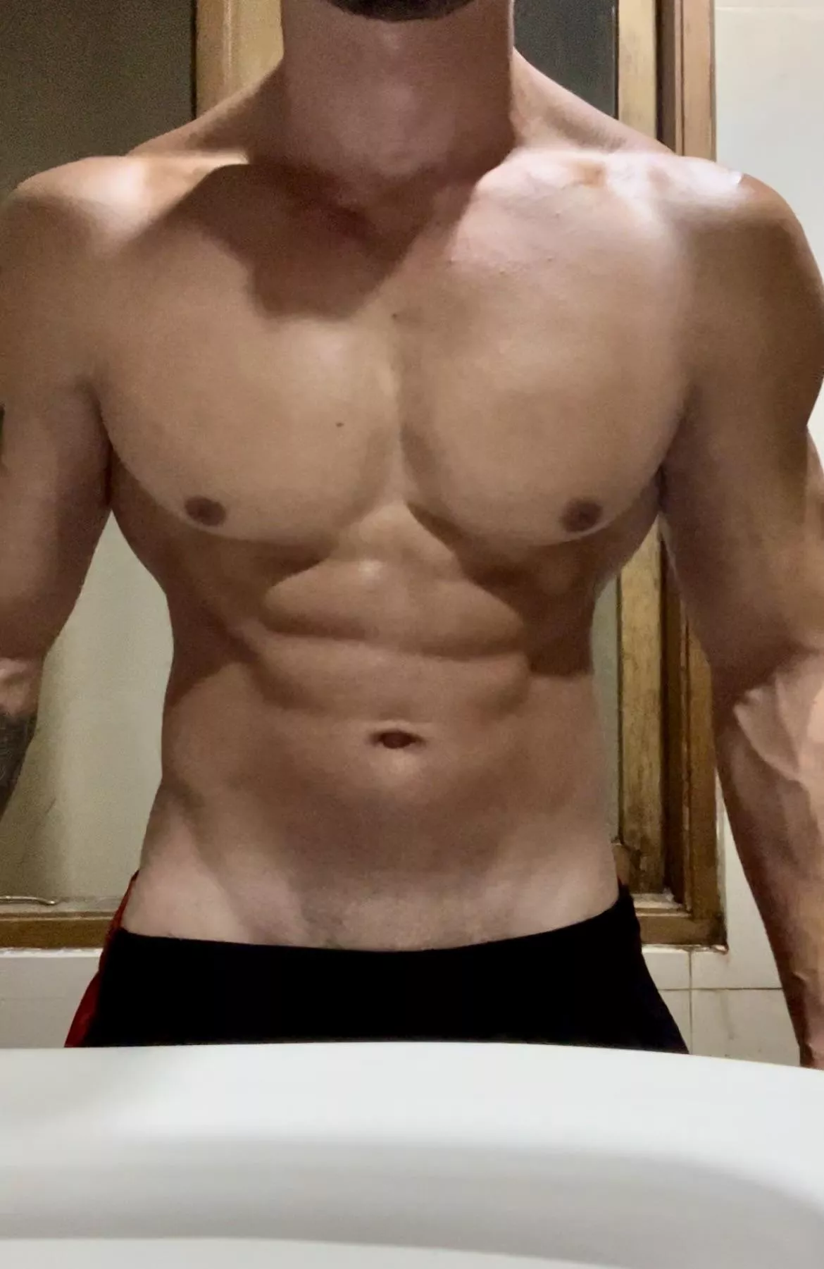 Check out my dick roots 💪🏽 6’3 217lbs 😈😈 posted by TheeGuyDerek