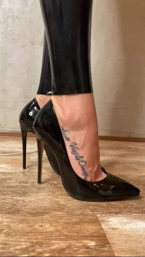 classic heels by _Latexprincess_