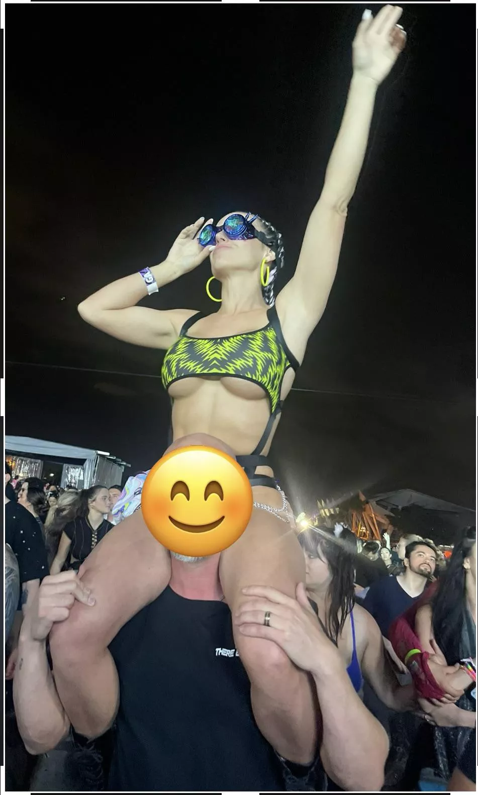 Shoulder rides for the win! posted by bi-tecnobabe