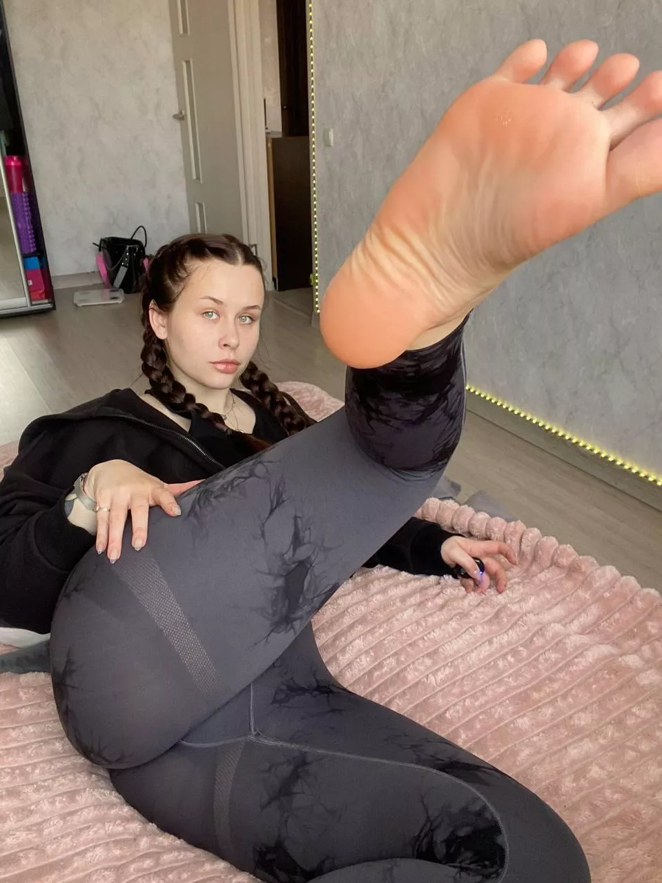 Can my small feet turn you on? posted by daddy-katherine