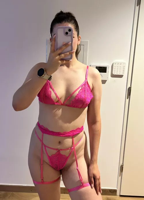 I think pink suits me pretty well [f] by Luna-sunfire