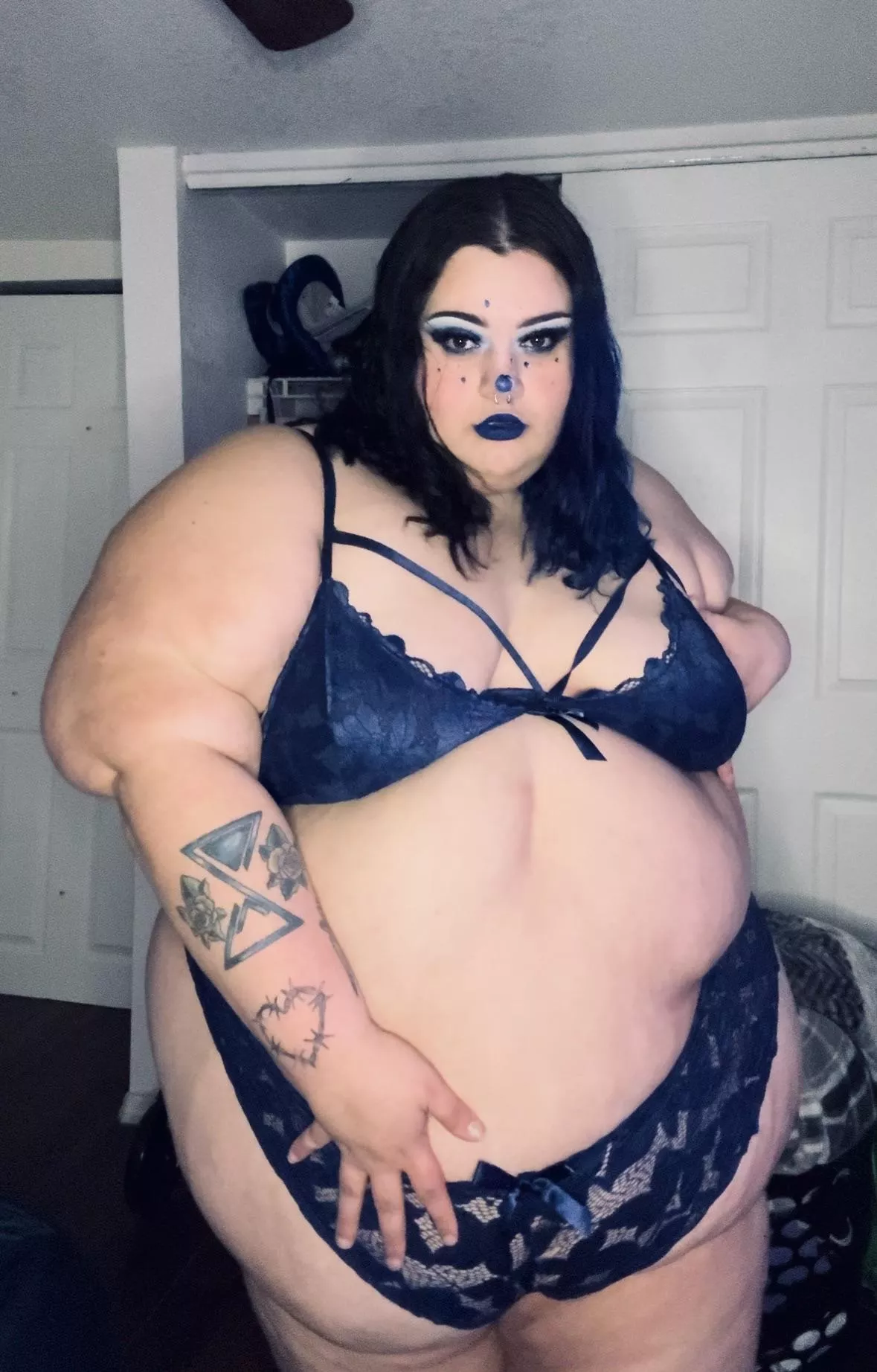 Imagine feeding me as I’m dressed like this 👀🫐 posted by Big-Arm4810