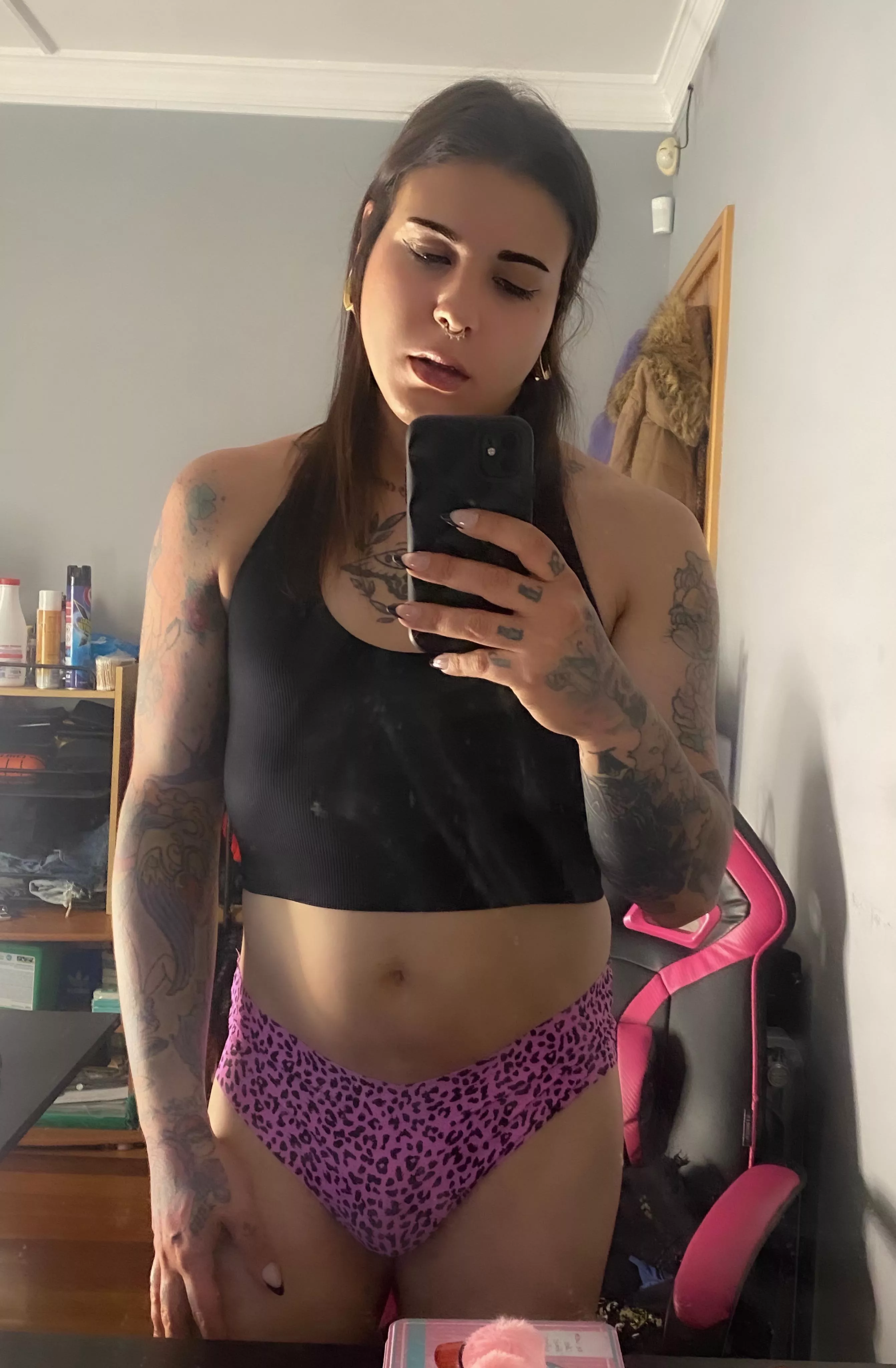 Time to rest after the gym 🖤🩷 posted by emmaink-trans