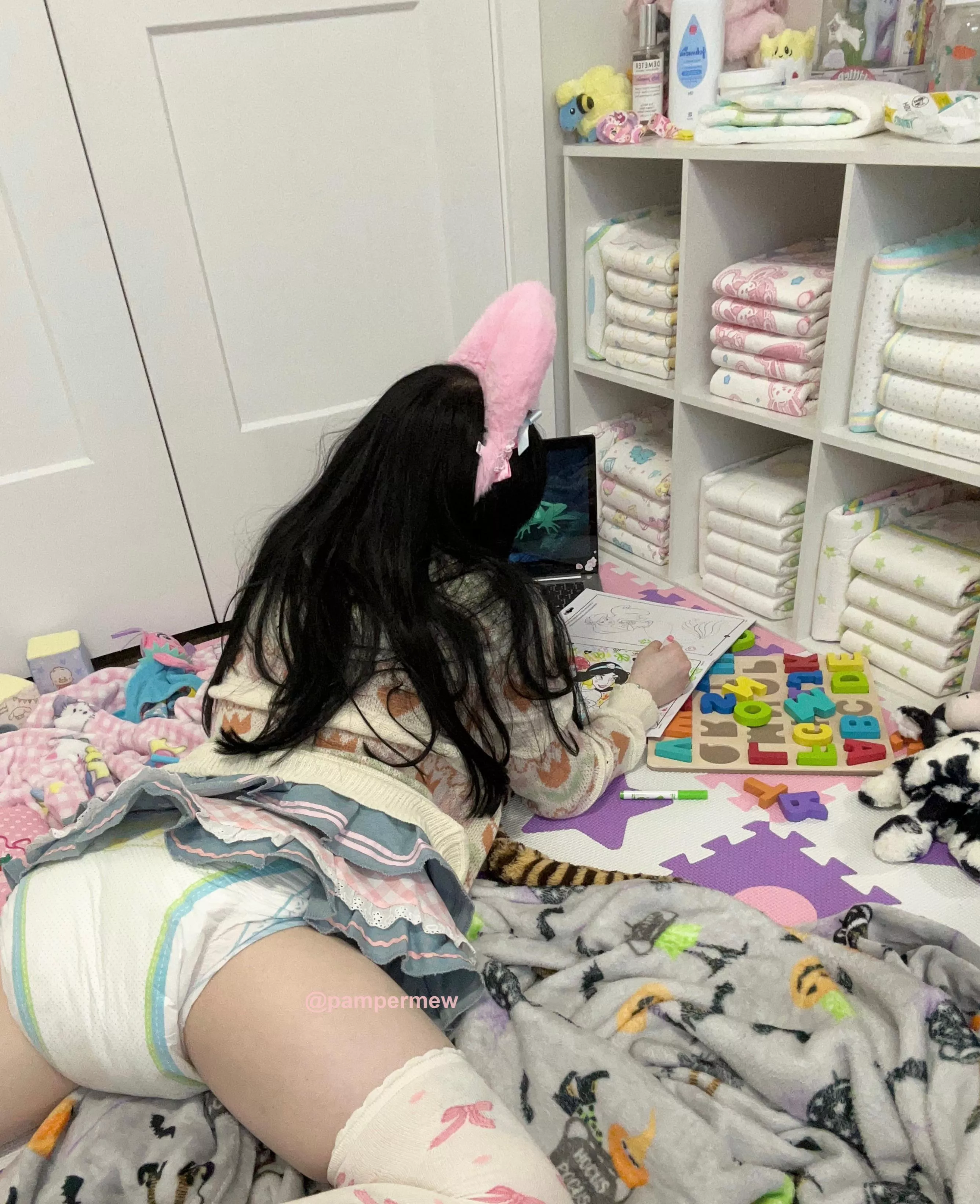 diaper check? but im busy colourin >:C posted by pampermew