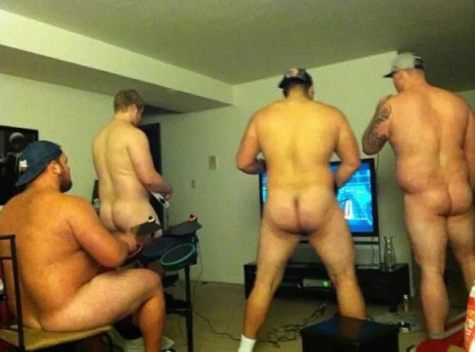 Its easier to play naked by rolfismusky