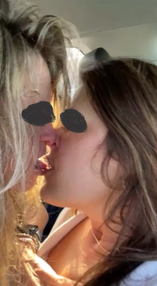 Sensual kiss posted by Tennhotwife