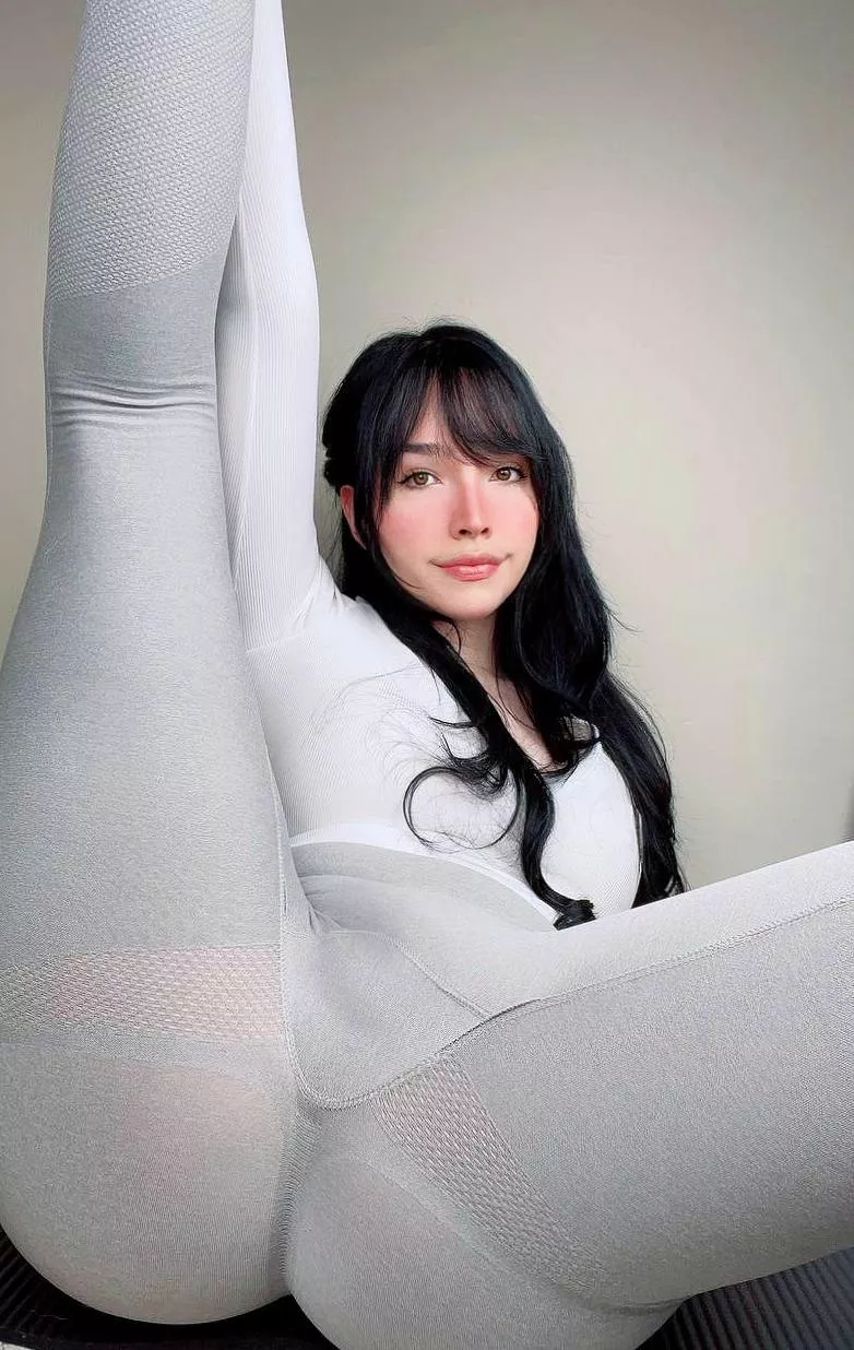 hows my bulge looking at this view?😼 posted by ArianaAngelsxo