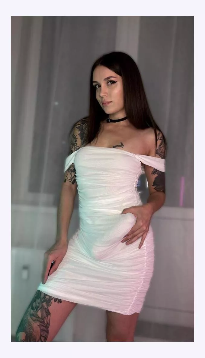 Is it true that white clothes make everything look thickef? posted by UpstairsMacaron521