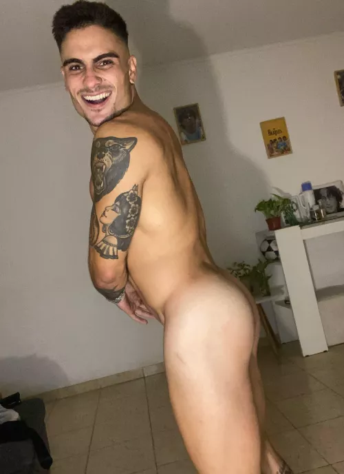 Mirror, mirror on the wall, who's got the sexiest butt of them all? by OliverKinggxoxo