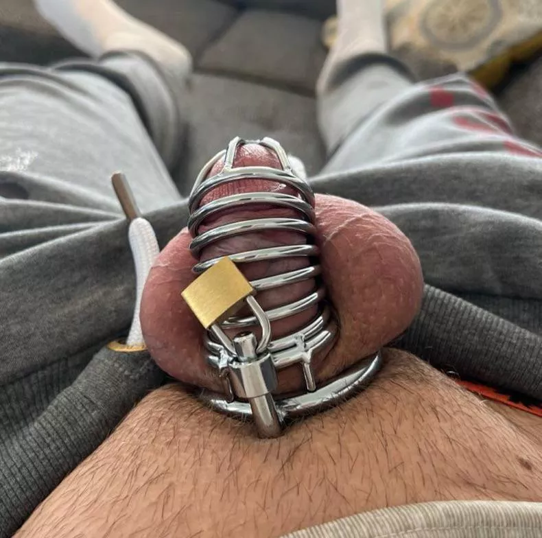 My best friend keeps me locked after I lost against him in FIFA 😩🔐I didn’t know he would really do that... posted by kammanta