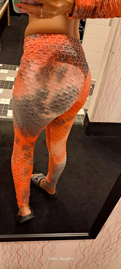 The perfect position to greet you in by Exotic_Bayybee