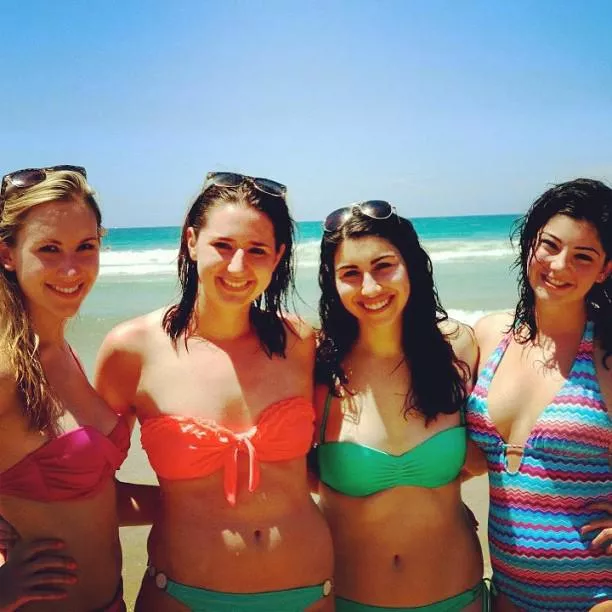 [4] bikini babes  posted by kiktotallyfun719